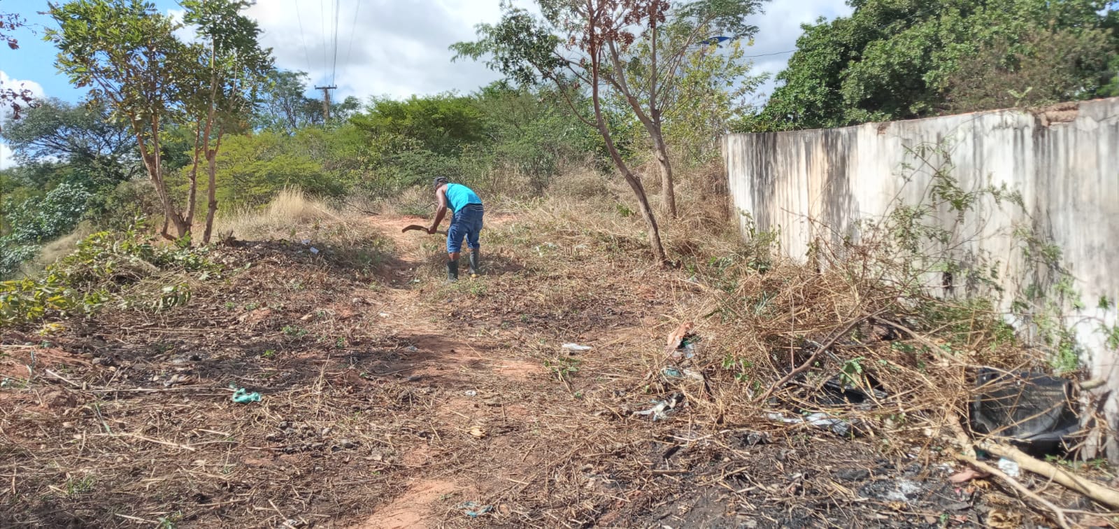 Comunidade limpa área onde defendem construção de encosta no Crato