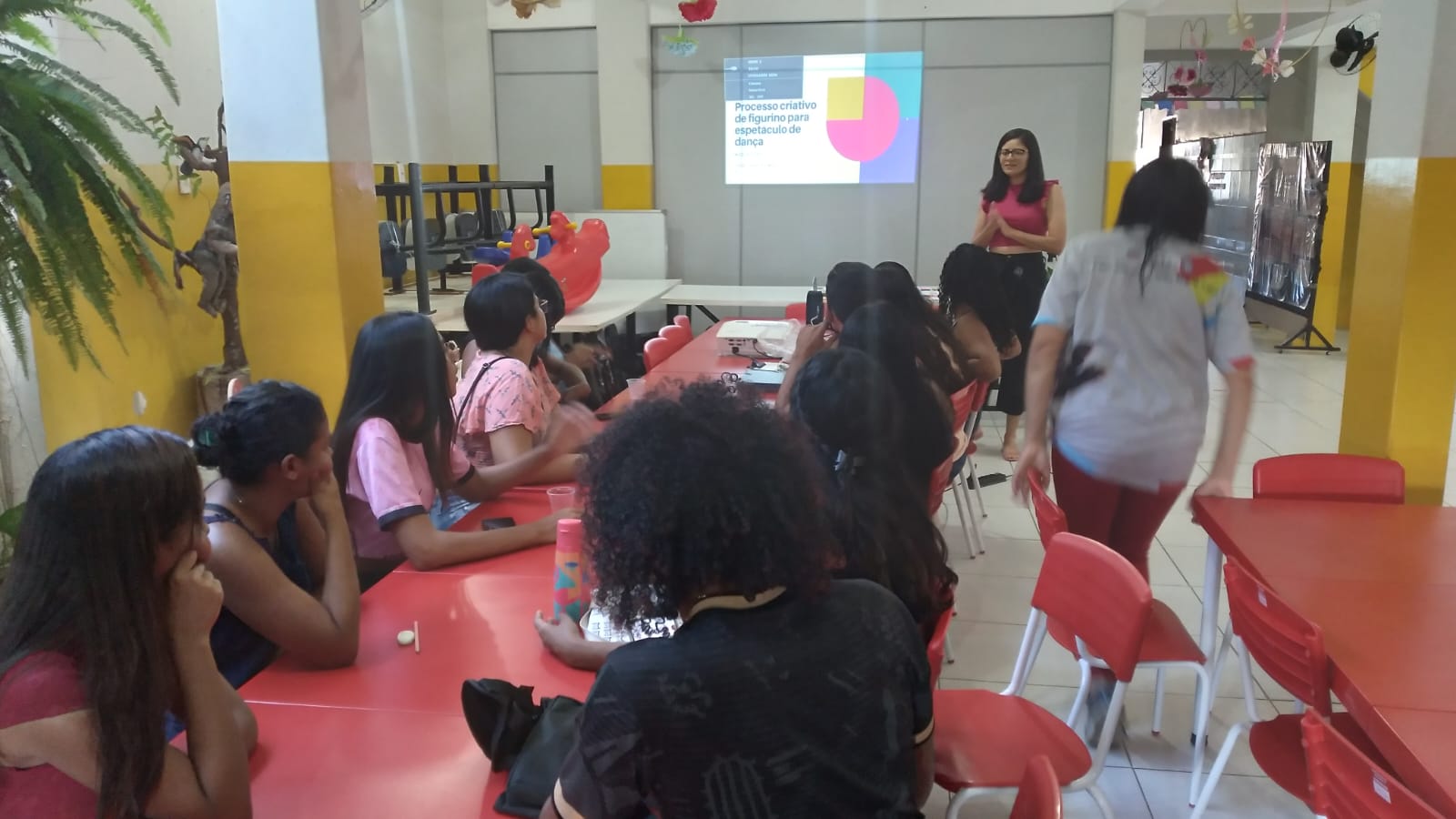 Caldeirão Ponto de Cultura e Projeto Nova Vida realizaram oficina de figurino para espetáculo no último sábado (10)