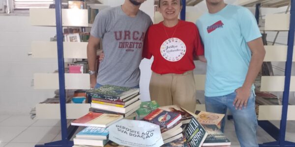 Projetos de Extensão da URCA doam livros para escola pública em Crato