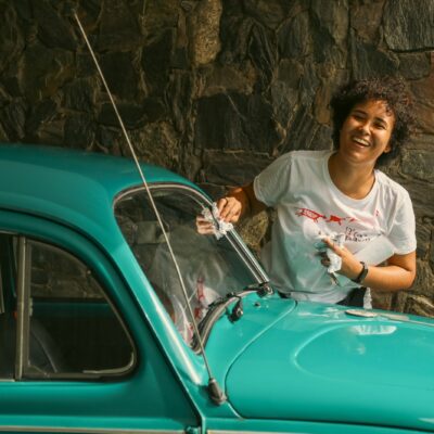 Produtora multimídia Dalila da Silva media oficina audiovisual em Santana do Cariri, nos dias 15 e 16 de novembro