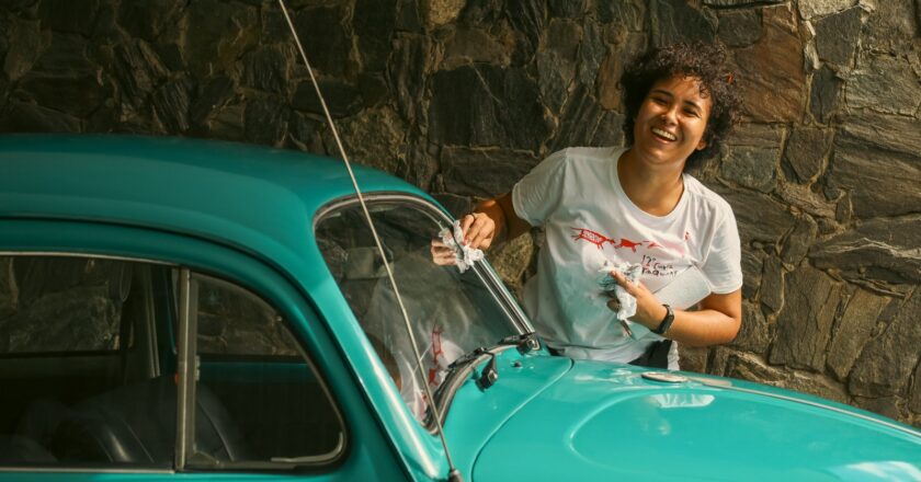 Produtora multimídia Dalila da Silva media oficina audiovisual em Santana do Cariri, nos dias 15 e 16 de novembro